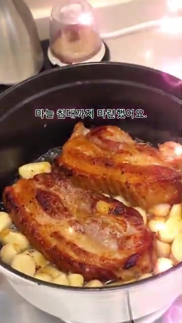 삼겹살을 다시 넣고 약불에서 5분씩 뒤집어가며 마늘과 함께 익혀준다. — 마늘 삼겹 바비큐