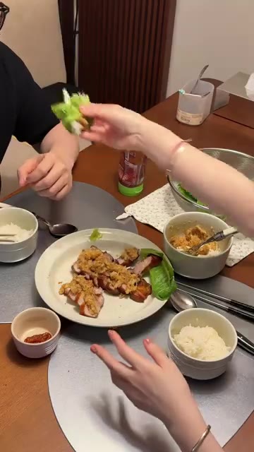 고추냉이, 쌈장 등 곁들임과 함께 맛있게 먹는다. — 마늘 삼겹 바비큐