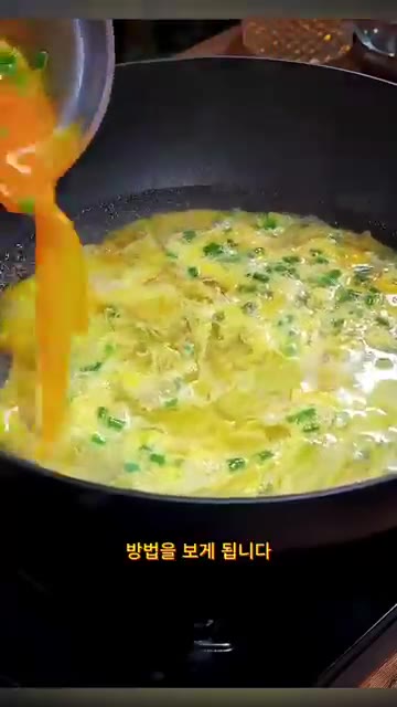 끓는 물에 계란물을 부어 익힙니다. — 기름 없이 만드는 역대급 초간단 계란 요리