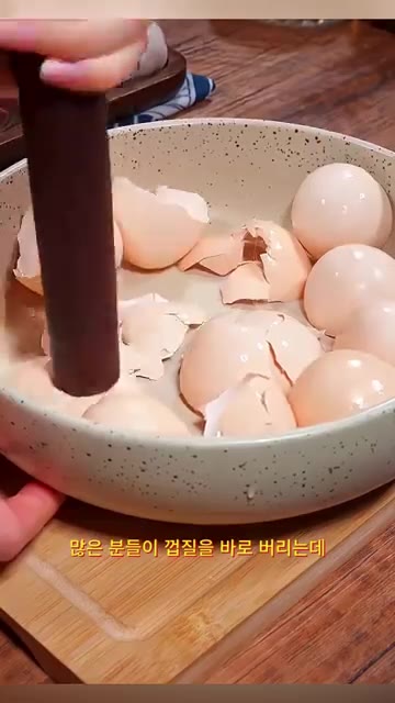 그릇에 계란 6개를 깨 넣고 껍질은 따로 분리합니다. — 기름 없이 만드는 역대급 초간단 계란 요리