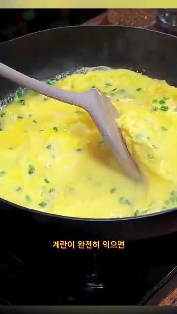 처음에는 건드리지 않고 바닥이 익은 뒤 주걱으로 천천히 밀어 누르지… — 기름 없이 만드는 역대급 초간단 계란 요리