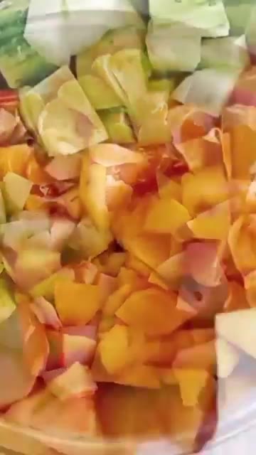 단감, 귤, 오이, 맛살, 땅콩을 적당히 썰어 그릇에 담는다. — 추석음식 옛날 과일사라다 만들기