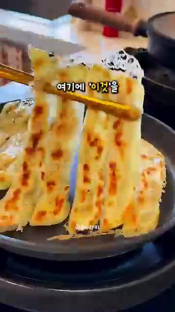 팬에 식용유를 두르고 만두를 올립니다. — 바닥은 바삭 속은 쫀득한 초간단 군만두 레시피
