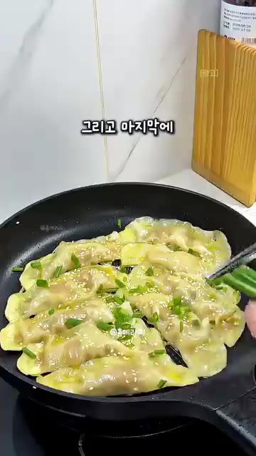 만두를 구울 때 만두소 재료를 약간 넣어 풍미를 더합니다. — 바닥은 바삭 속은 쫀득한 초간단 군만두 레시피