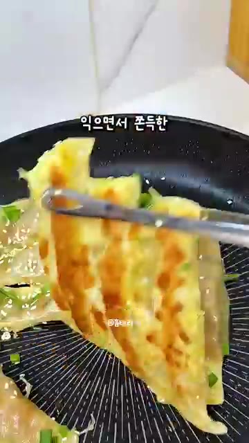 전분물을 팬 테두리에 둘러줍니다. — 바닥은 바삭 속은 쫀득한 초간단 군만두 레시피