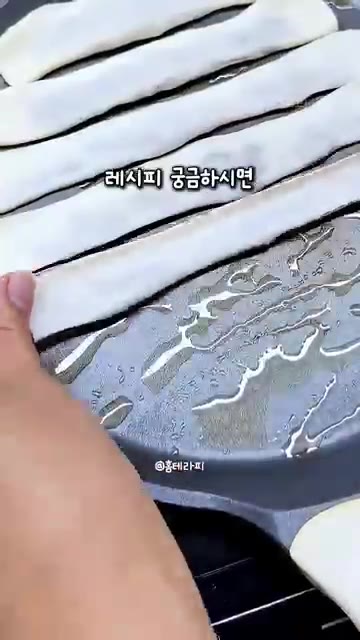 마지막으로 쪽파를 뿌려 완성합니다. — 바닥은 바삭 속은 쫀득한 초간단 군만두 레시피