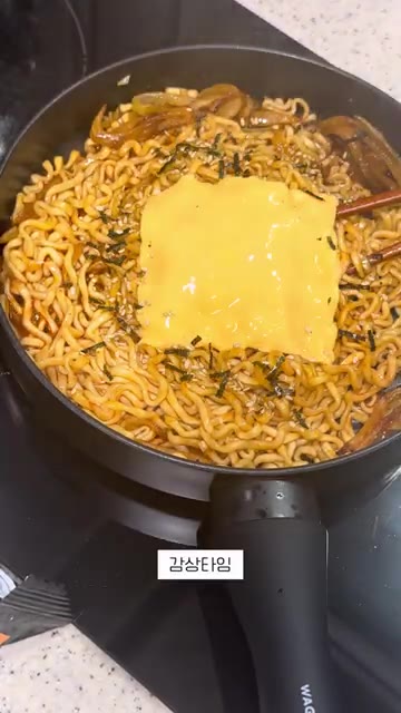 김가루와 참깨를 뿌려 완성한다. — 야식으로 양파 치즈 불닭 끓여 먹는 법