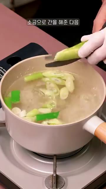 소금 1작은술과 멸치다시마 1스푼을 넣고 1분간 팔팔 끓여준다. — 자취 필수 요리! 너무 간단해서 알아두면 너무 좋아요!