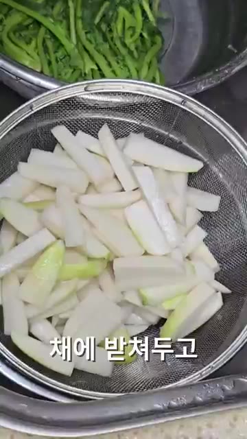 찹쌀가루 1큰술에 육수 200ml를 넣고 섞은 뒤 중약불에서 끓여… — 아삭시원한 청무물김치! 이 맛은 못 참죠!