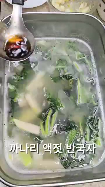 갈아놓은 양념을 채에 밭쳐 국물을 걸러냅니다. 찹쌀풀 2국자와 물을… — 아삭시원한 청무물김치! 이 맛은 못 참죠!