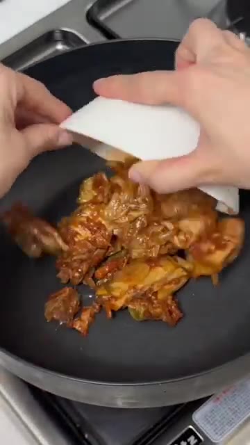 팬에 참치캔 기름, 김치, 양파를 넣고 중약불에서 2분 정도 볶아주세요. — 진하고 칼칼한 참치김치찌개