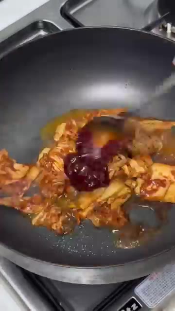 설탕, 진간장, 고추장을 넣고 볶아주세요. — 진하고 칼칼한 참치김치찌개