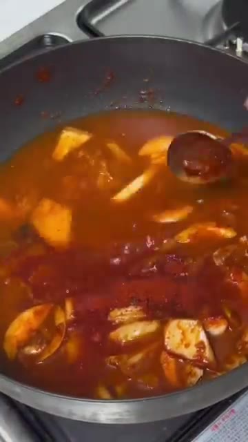 물 600ml, 고춧가루, 다시다 가루, 다진마늘을 넣고 끓여주세요. — 진하고 칼칼한 참치김치찌개