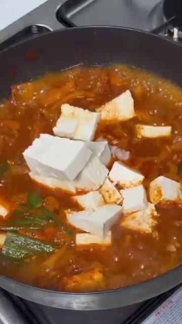 두부를 넣고 2~3분 더 끓여주면 완성입니다. — 진하고 칼칼한 참치김치찌개