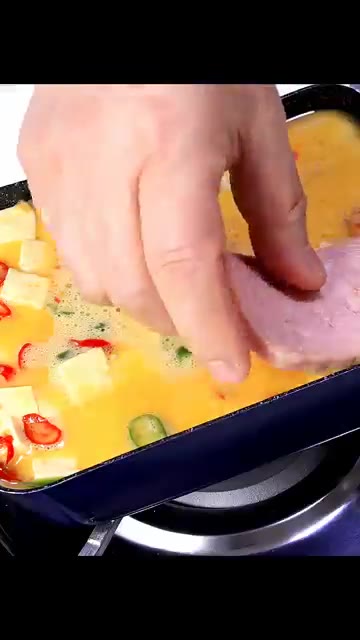 주걱으로 고르게 펴준 뒤 약불에서 천천히 익혀준다. — 다이어트 중이라 이번엔 스팸 같은 거 안 붙이지