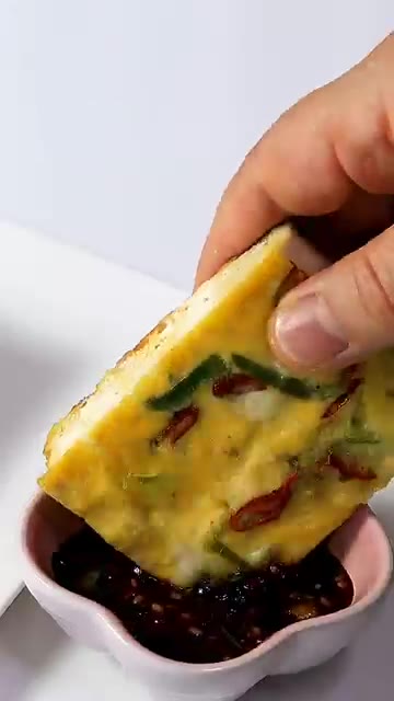 완성된 두부 계란찜을 먹기 좋게 썰어낸다. — 다이어트 중이라 이번엔 스팸 같은 거 안 붙이지
