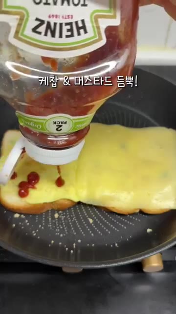 계란물 위에 식빵 두 장을 올리고 노릇하게 익으면 뒤집어줍니다. — 3분 만에 집에서 길거리 토스트 똑같이 만드는 법