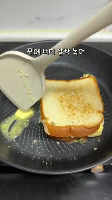 익힌 계란 위에 치즈 한 장을 올리고, 반대쪽 빵에는 설탕을 뿌린… — 3분 만에 집에서 길거리 토스트 똑같이 만드는 법