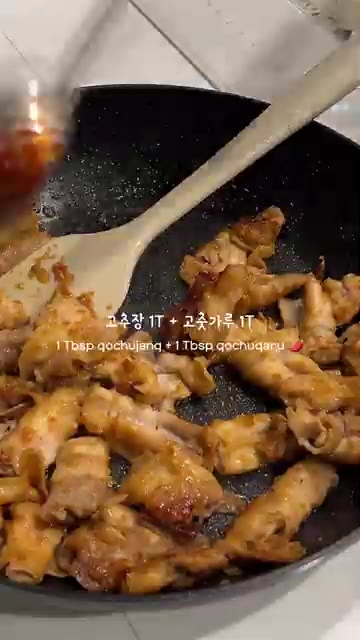 맛술 1T, 진간장 1T, 다진 마늘 1T를 넣고 골고루 볶아줍니다. — 10분 완성! 불향 가득 대패삼겹 제육볶음