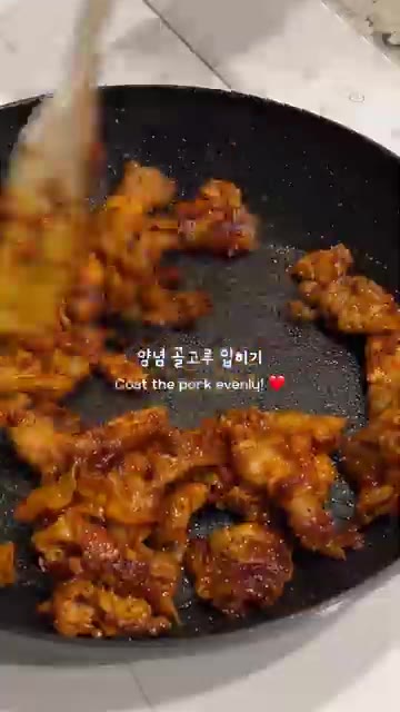 고추장 1T, 고춧가루 1T, 설탕 0.5~1T를 넣고 양념이 고기… — 10분 완성! 불향 가득 대패삼겹 제육볶음