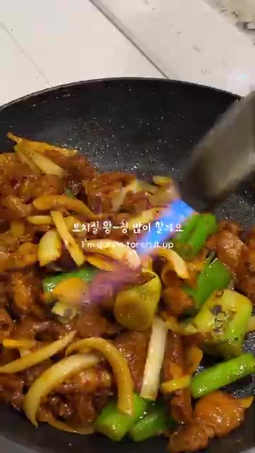 채 썬 양파 1개와 어슷 썬 대파 1대를 넣고 센 불에 볶아줍니다. — 10분 완성! 불향 가득 대패삼겹 제육볶음