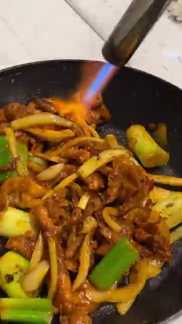 토치로 고기 표면을 살짝 그을려 불향을 입혀줍니다. — 10분 완성! 불향 가득 대패삼겹 제육볶음