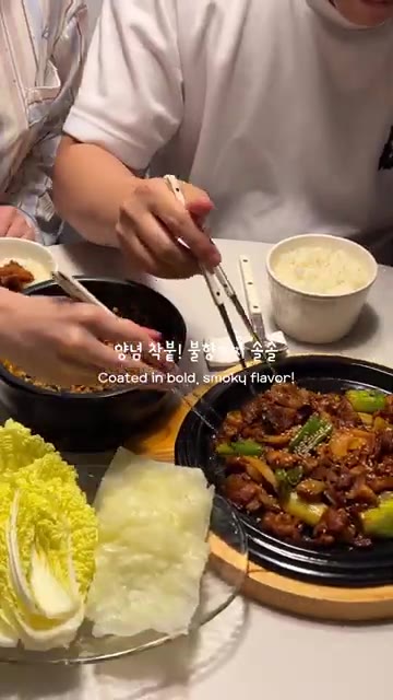 마지막으로 후추를 약간 뿌려 마무리합니다. — 10분 완성! 불향 가득 대패삼겹 제육볶음