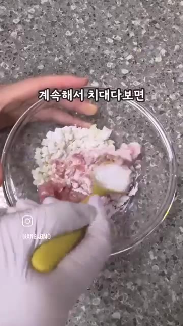 무를 잘게 다져줍니다. 다진 무와 돼지고기, 전분가루를 넣고 한 덩… — 단백질+식이섬유 듬뿍! 돼지고기무전