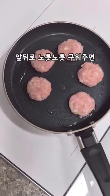 팬에 오일을 충분히 두르고 반죽을 올려 노릇노릇하게 구워줍니다. — 단백질+식이섬유 듬뿍! 돼지고기무전