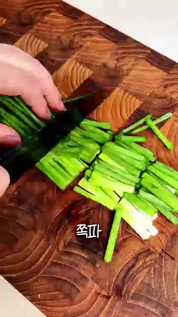 냄비에 식용유를 두르고 쪽파와 다진 마늘을 넣어 향이 올라올 때까지… — 얼큰 순두부 쫄면 레시피 | 찬바람 불 때 무조건 생각나는 얼큰 칼칼 초간단 요리