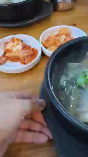 주문한 왕갈비탕이 나온다. 뚝배기에서 김이 모락모락 난다. — 청주본가 왕갈비탕