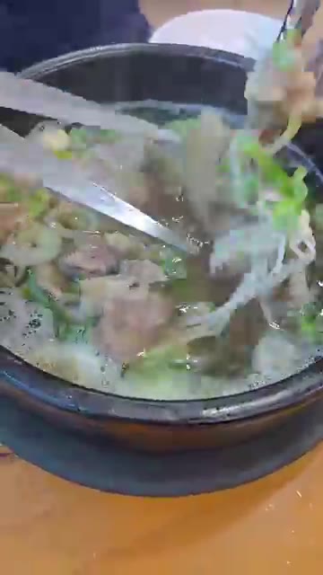 가위와 집게를 이용해 뼈에 붙은 갈빗살을 먹기 좋게 자른다. — 청주본가 왕갈비탕