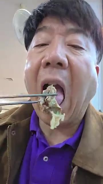 뼈에 붙은 살을 발라내어 접시에 담고, 맛있게 먹는다. — 청주본가 왕갈비탕