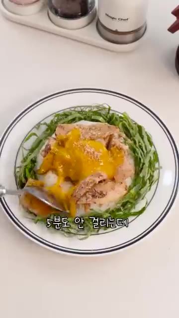 새송이 버섯을 필러로 얇게 깎아 준비한다. (두꺼운 부분은 찌개에… — 퇴근 후 5분 집밥 해결, 인생 버섯요리