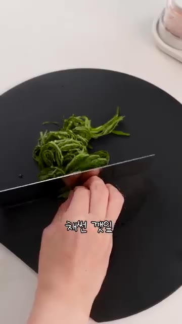 따뜻한 밥 위에 무친 새송이를 듬뿍 올리고, 채 썬 깻잎을 소복하게… — 퇴근 후 5분 집밥 해결, 인생 버섯요리