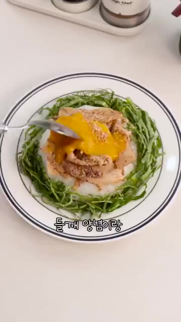 가운데 계란 노른자를 올리고 통깨를 갈아 뿌려준다. 노른자를 터뜨려… — 퇴근 후 5분 집밥 해결, 인생 버섯요리