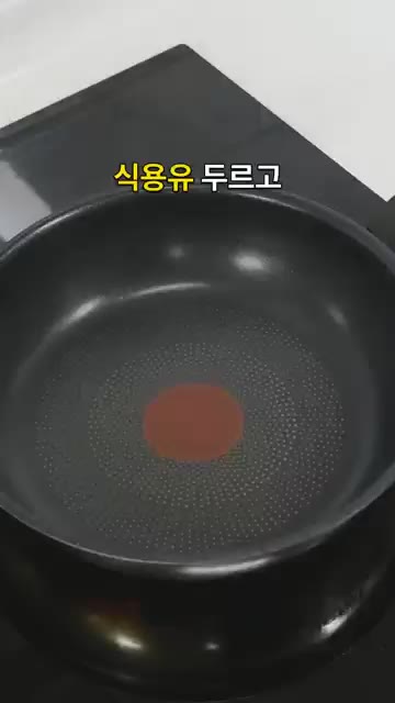 팬에 식용유를 두르고 채 썬 양파와 송송 썬 대파를 넣고 중불에서… — 10분이면 한 끼 완성 초간단 간장 계란덮밥