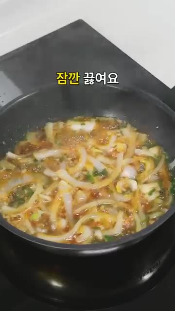 풀어둔 계란 4개를 팬에 골고루 부어줍니다. — 10분이면 한 끼 완성 초간단 간장 계란덮밥