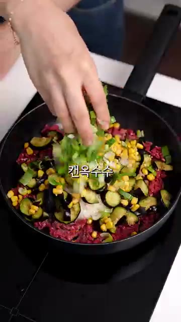 만들어둔 소스를 넣고 빠르게 볶아 완성한다. — 가지 가장 맛있게 먹는 방법