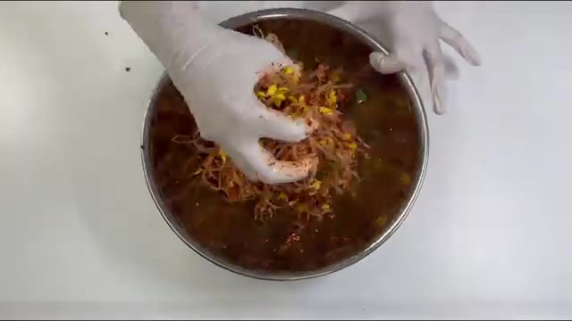 깻잎을 차곡차곡 쌓아 밀폐 용기에 담는다. — 만원으로 밑반찬 5가지 만들기: 깻잎김치부터 두부조림까지