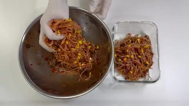 콩나물은 한 봉지만 있어도 넉넉하게 만들 수 있어 밑반찬으로 활용하… — 만원으로 밑반찬 5가지 만들기: 깻잎김치부터 두부조림까지