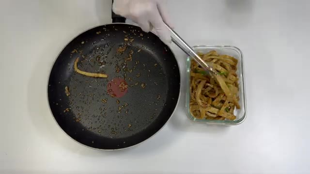 아삭한 콩나물에 매콤한 양념이 어우러져 밥반찬으로 딱 좋다. — 만원으로 밑반찬 5가지 만들기: 깻잎김치부터 두부조림까지