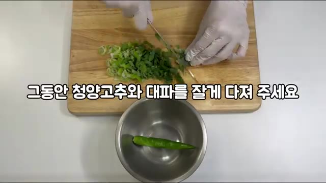네 번째는 달콤짭짤한 어묵볶음이다. 어묵볶음은 익숙한 반찬이지만,… — 만원으로 밑반찬 5가지 만들기: 깻잎김치부터 두부조림까지