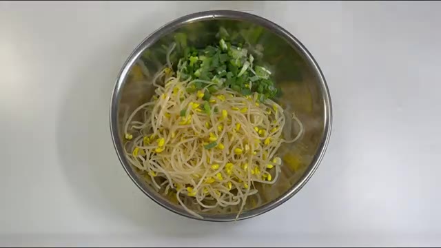 팬에 기름을 두르고 어묵과 청양고추를 넣은 후 양념장 재료(진간장… — 만원으로 밑반찬 5가지 만들기: 깻잎김치부터 두부조림까지