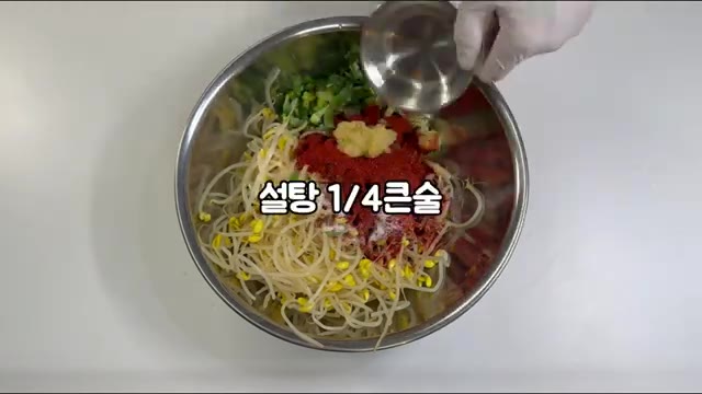 달콤짭짤한 양념에 청양고추의 매콤함이 더해져 자꾸 손이 가는 어묵볶… — 만원으로 밑반찬 5가지 만들기: 깻잎김치부터 두부조림까지