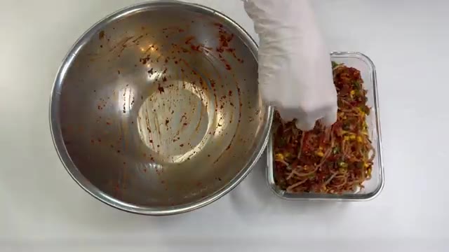 고소한 들기름 향에 매콤짭짤한 양념이 어우러진 두부조림이 완성됐다. — 만원으로 밑반찬 5가지 만들기: 깻잎김치부터 두부조림까지