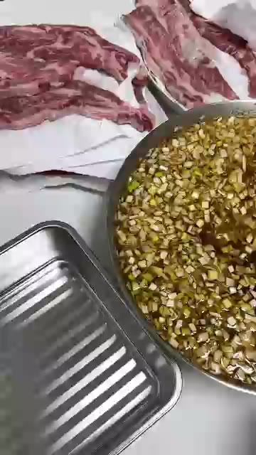 핏물을 제거한 LA갈비를 양념장에 넣고 버무립니다. — 넉넉하게 나눠 담는 LA갈비