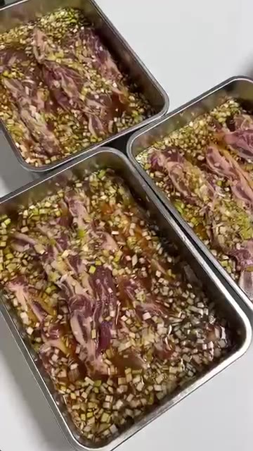 LA갈비를 용기에 차곡차곡 담고 양념을 부어줍니다. — 넉넉하게 나눠 담는 LA갈비