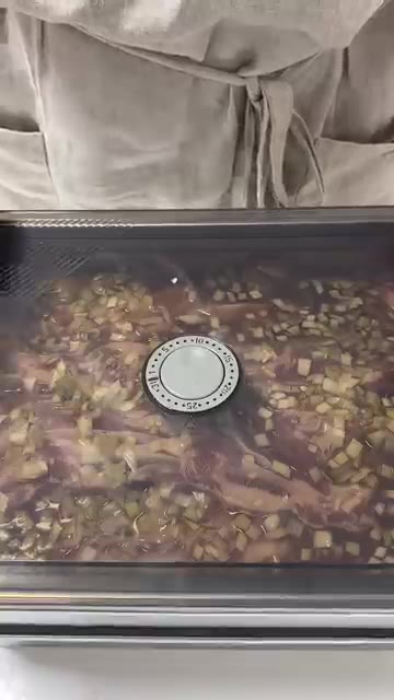 용기에 담은 LA갈비를 뚜껑을 닫아 보관합니다. — 넉넉하게 나눠 담는 LA갈비
