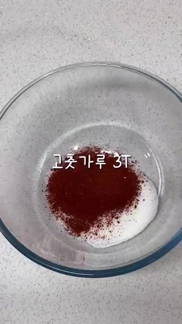 끓는 물에 쫄면 사리를 넣고 8분간 삶아주세요. 면이 익으면 콩나물… — 매콤새콤한 쫄면 레시피